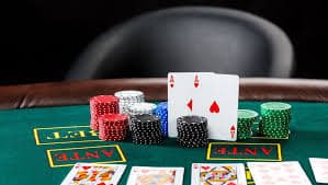 Suasana permainan sepak bola dan hiburan casino dengan tema modern dan elegan